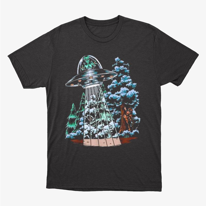 Bigfoot Hiding From Alien In A Ufo Behind A Tree Fores Unisex T-Shirt Hoodie Sweatshirt